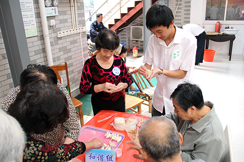 首页 - BB电子官方网站文创园党支部团委走访慰问七古登社区老人 (3).jpg